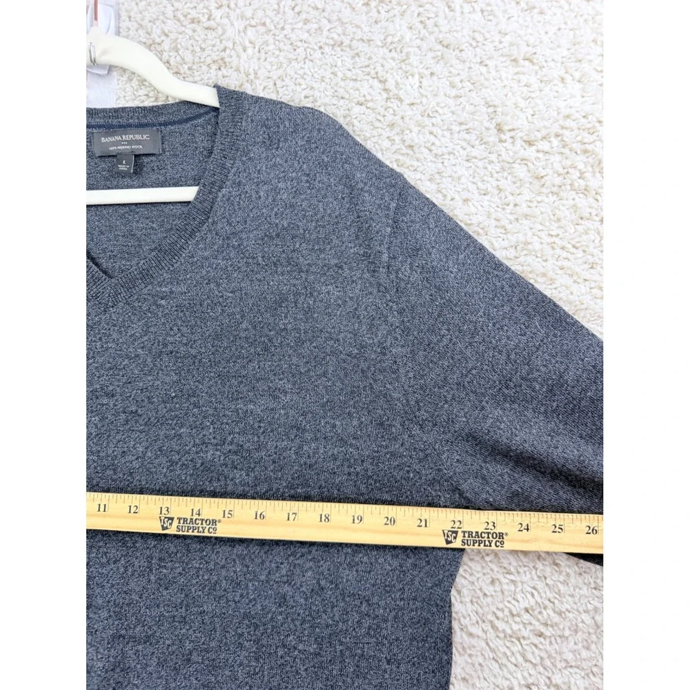 Banana Republic V-Neck Sweater Men Large Gray Excellent Merino Wool Pullover